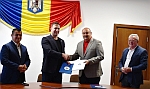 Președintele Consiliului Județean Argeș, Ion Mînzînă, a semnat trei noi contracte pentru asfaltarea drumurilor județene)